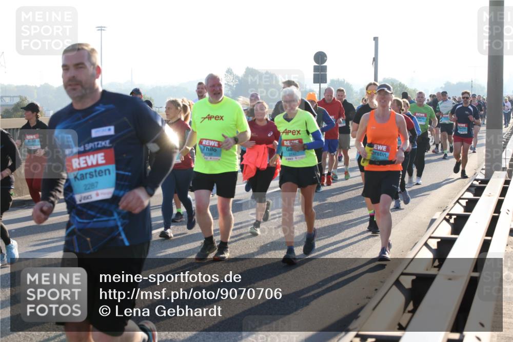 03.10.2025 - Köhlbrandbrückenlauf Lena Gebhardt http://msf.ph/oto/9070706 03.10.2025 09:24:27 Position 1 2287, 2739, 2742 meine-sportfotos.de