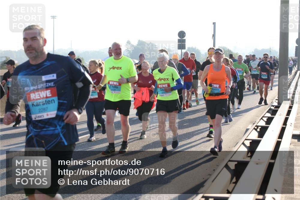03.10.2025 - Köhlbrandbrückenlauf Lena Gebhardt http://msf.ph/oto/9070716 03.10.2025 09:24:27 Position 1 2287, 2739, 274, 6 meine-sportfotos.de