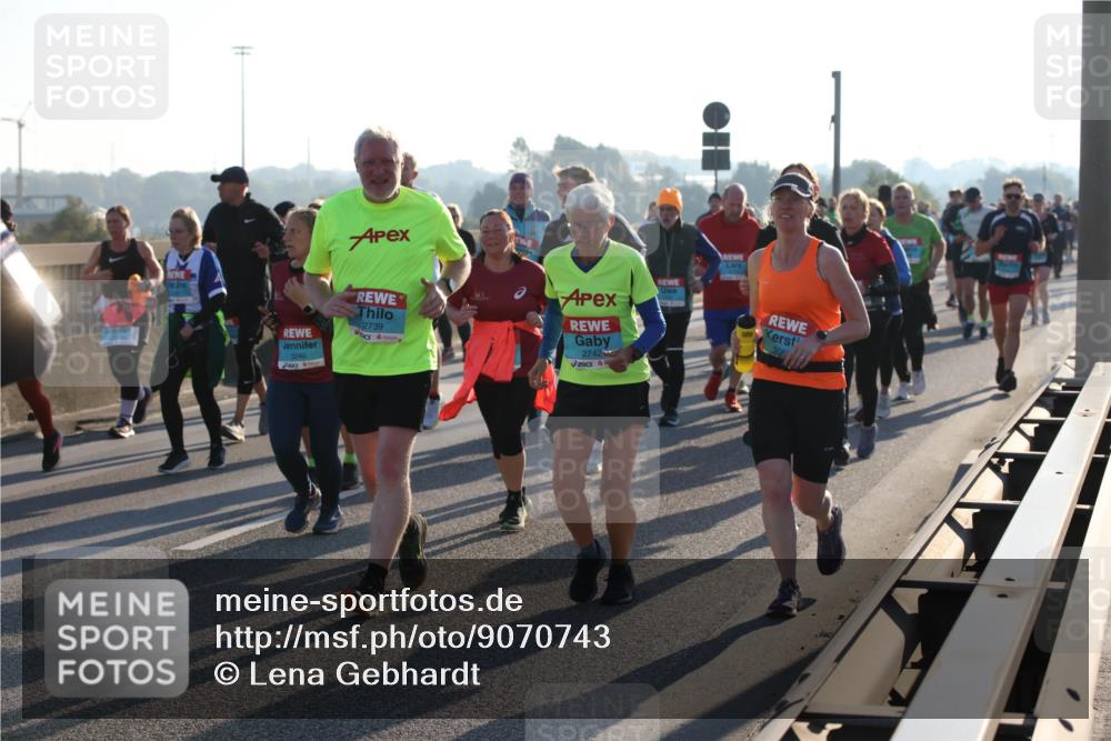 03.10.2025 - Köhlbrandbrückenlauf Lena Gebhardt http://msf.ph/oto/9070743 03.10.2025 09:24:28 Position 1 3240, 2739, 2742 meine-sportfotos.de