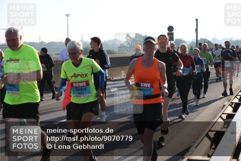 03.10.2025 - Köhlbrandbrückenlauf Lena Gebhardt http://msf.ph/oto/9070779 03.10.2025 09:24:29 Position 1 2739, 2742 meine-sportfotos.de