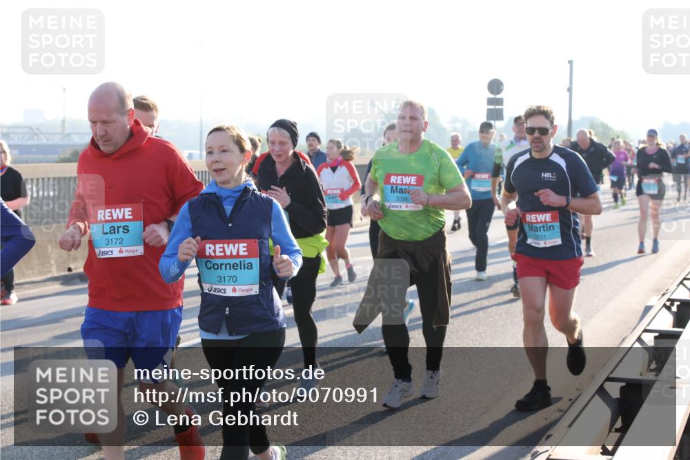 03.10.2025 - Köhlbrandbrückenlauf Lena Gebhardt http://msf.ph/oto/9070991 03.10.2025 09:24:32 Position 1 3172, 3170, 3398, 3151 meine-sportfotos.de