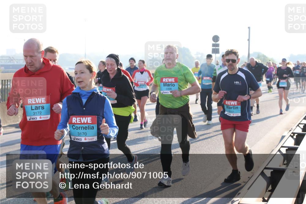 03.10.2025 - Köhlbrandbrückenlauf Lena Gebhardt http://msf.ph/oto/9071005 03.10.2025 09:24:32 Position 1 3172, 3170, 3398, 3151 meine-sportfotos.de