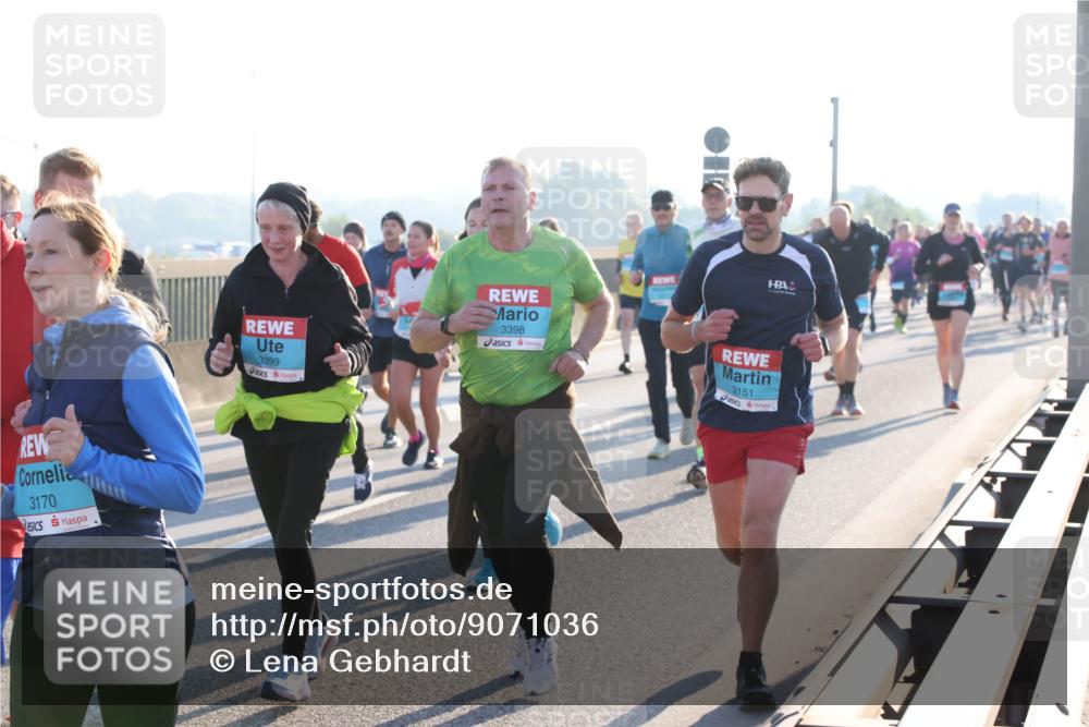 03.10.2025 - Köhlbrandbrückenlauf Lena Gebhardt http://msf.ph/oto/9071036 03.10.2025 09:24:32 Position 1 3170, 3399, 3398, 3151 meine-sportfotos.de