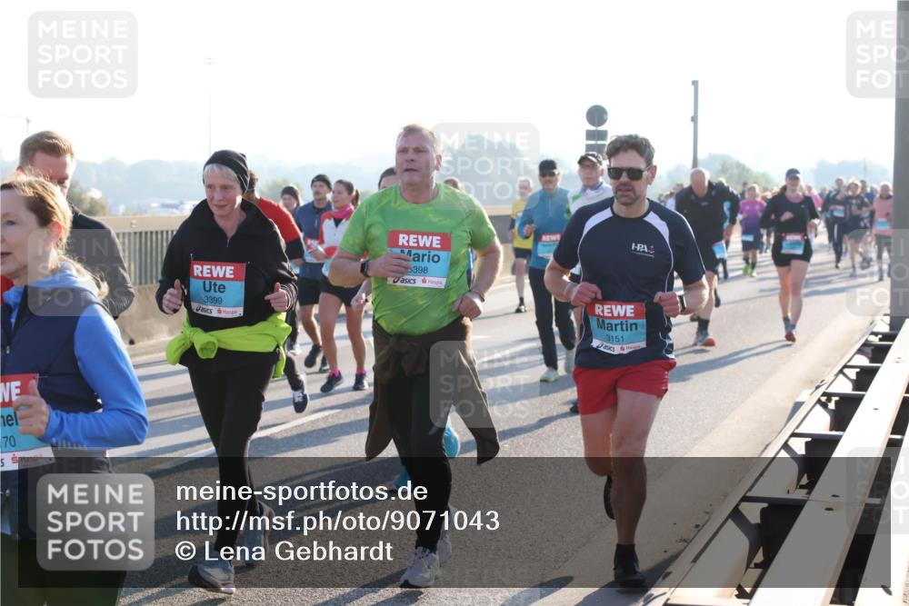 03.10.2025 - Köhlbrandbrückenlauf Lena Gebhardt http://msf.ph/oto/9071043 03.10.2025 09:24:32 Position 1 70, 3399, 398, 3151 meine-sportfotos.de