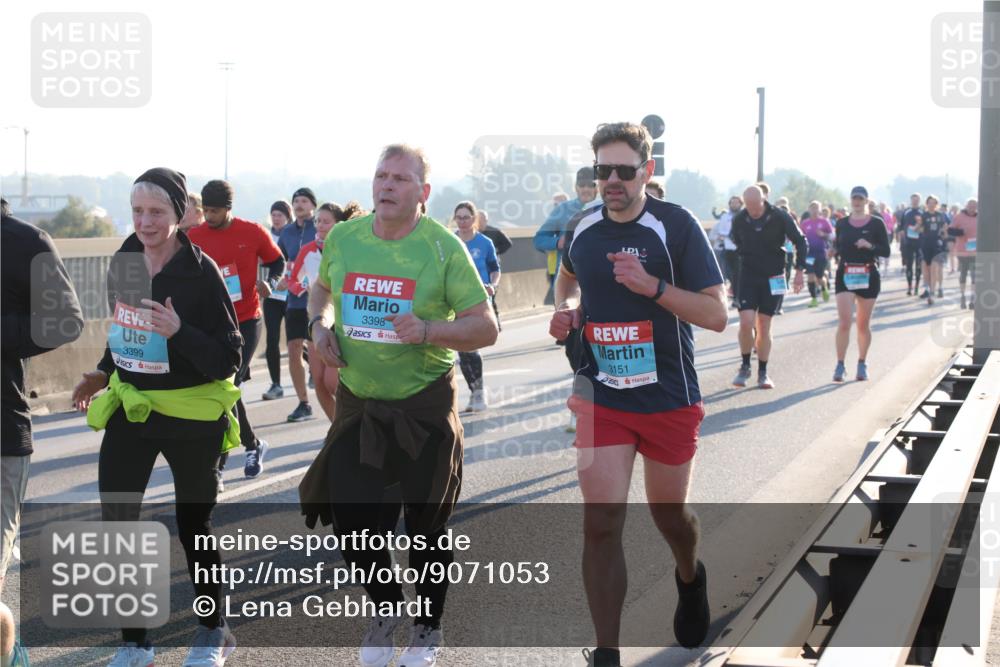 03.10.2025 - Köhlbrandbrückenlauf Lena Gebhardt http://msf.ph/oto/9071053 03.10.2025 09:24:32 Position 1 3399, 3398, 3151 meine-sportfotos.de