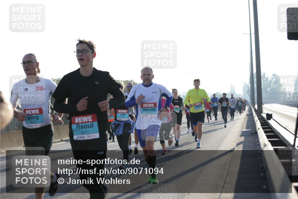 03.10.2025 - Köhlbrandbrückenlauf Jannik Wohlers http://msf.ph/oto/9071094 03.10.2025 09:17:45 Position 3 3410, 3411, 2716, 1331 meine-sportfotos.de
