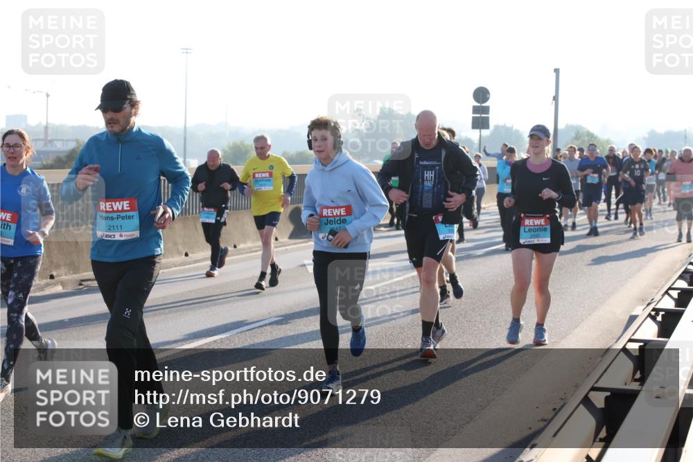 03.10.2025 - Köhlbrandbrückenlauf Lena Gebhardt http://msf.ph/oto/9071279 03.10.2025 09:24:35 Position 1 2111, 2647, 2050 meine-sportfotos.de