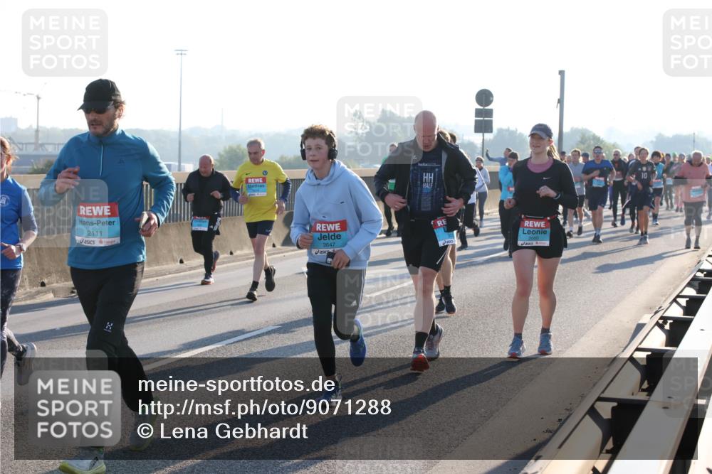 03.10.2025 - Köhlbrandbrückenlauf Lena Gebhardt http://msf.ph/oto/9071288 03.10.2025 09:24:36 Position 1 2111, 3647, 2050 meine-sportfotos.de