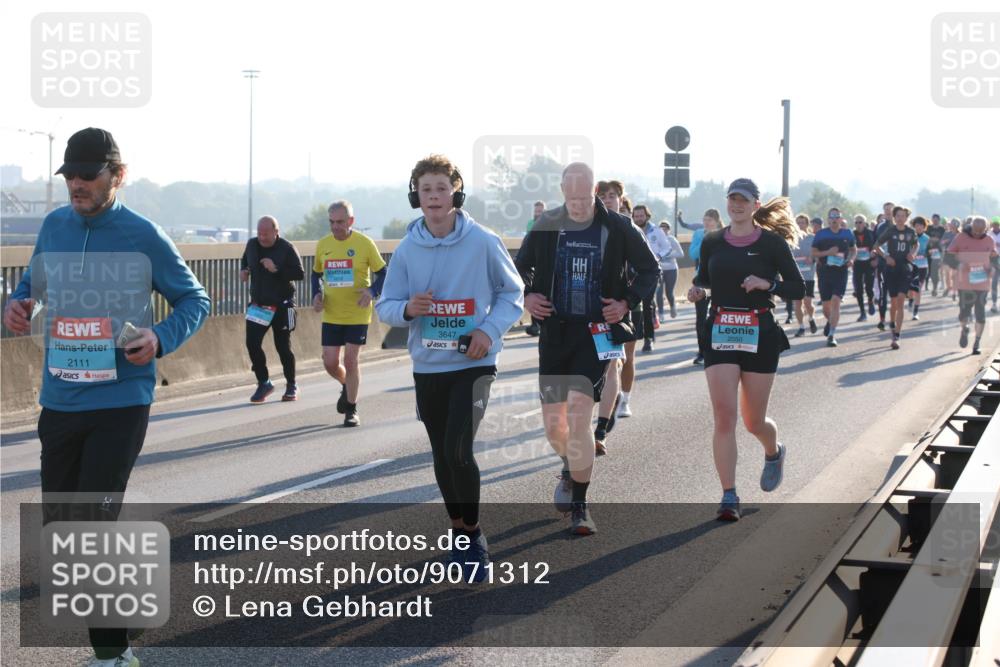 03.10.2025 - Köhlbrandbrückenlauf Lena Gebhardt http://msf.ph/oto/9071312 03.10.2025 09:24:36 Position 1 2111, 3647, 2050 meine-sportfotos.de
