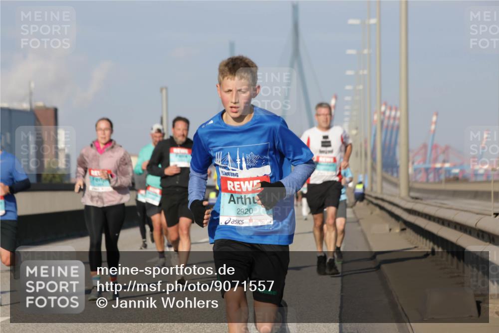 03.10.2025 - Köhlbrandbrückenlauf Jannik Wohlers http://msf.ph/oto/9071557 03.10.2025 09:49:45 Position 3 2920, 4434 meine-sportfotos.de