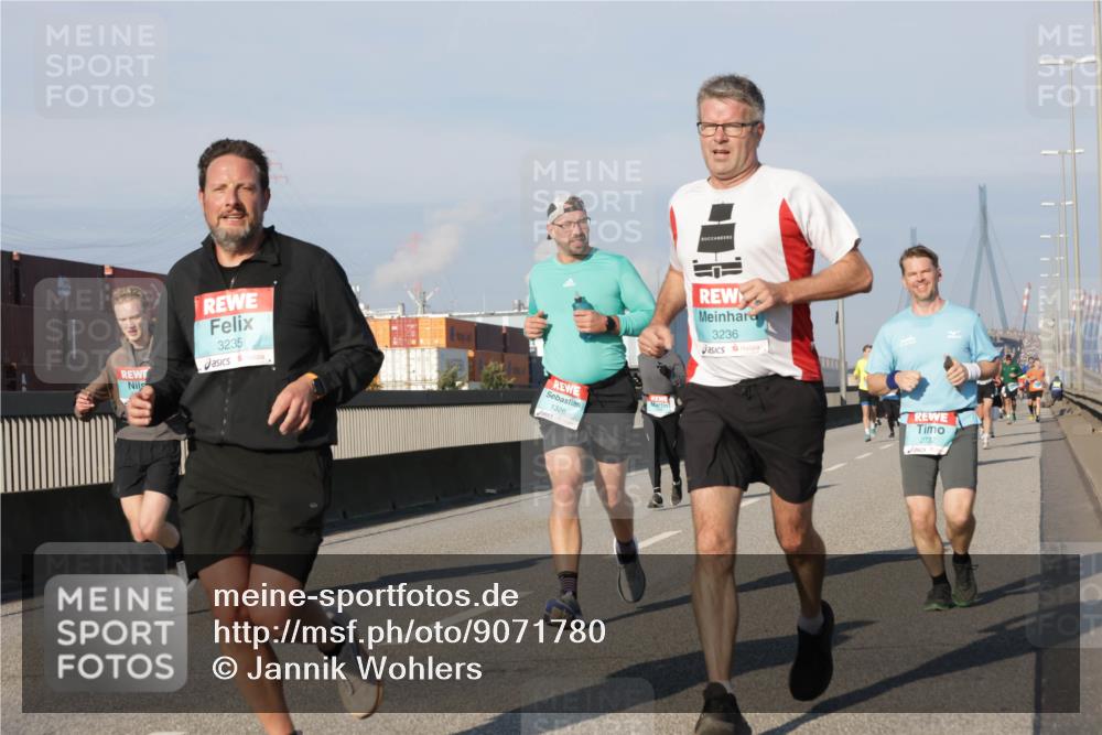 03.10.2025 - Köhlbrandbrückenlauf Jannik Wohlers http://msf.ph/oto/9071780 03.10.2025 09:49:51 Position 3 3235, 1326, 3236, 2732 meine-sportfotos.de