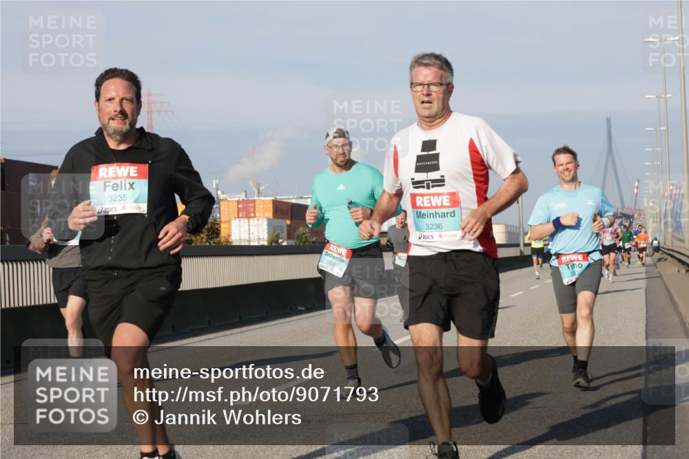 03.10.2025 - Köhlbrandbrückenlauf Jannik Wohlers http://msf.ph/oto/9071793 03.10.2025 09:49:51 Position 3 3235, 1326, 3236 meine-sportfotos.de