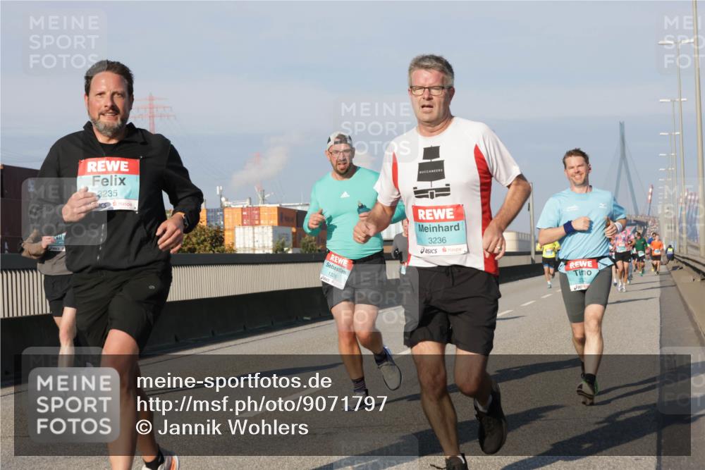 03.10.2025 - Köhlbrandbrückenlauf Jannik Wohlers http://msf.ph/oto/9071797 03.10.2025 09:49:51 Position 3 3235, 1326, 3236 meine-sportfotos.de