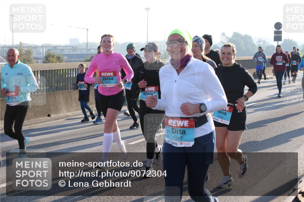 03.10.2025 - Köhlbrandbrückenlauf Lena Gebhardt http://msf.ph/oto/9072304 03.10.2025 09:24:49 Position 1 1861, 1977, 1847, 2349 meine-sportfotos.de