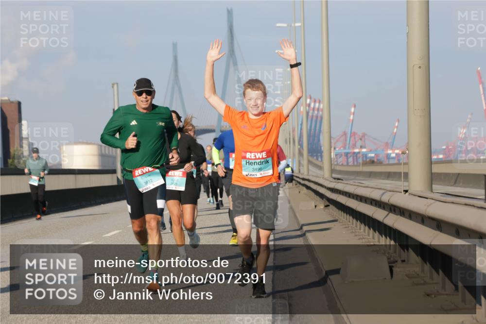 03.10.2025 - Köhlbrandbrückenlauf Jannik Wohlers http://msf.ph/oto/9072391 03.10.2025 09:50:06 Position 3 3812, 3825, 3496 meine-sportfotos.de