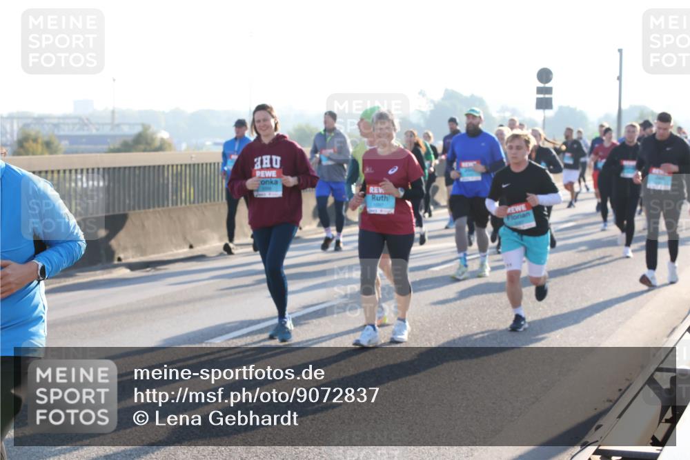 03.10.2025 - Köhlbrandbrückenlauf Lena Gebhardt http://msf.ph/oto/9072837 03.10.2025 09:24:54 Position 1  meine-sportfotos.de
