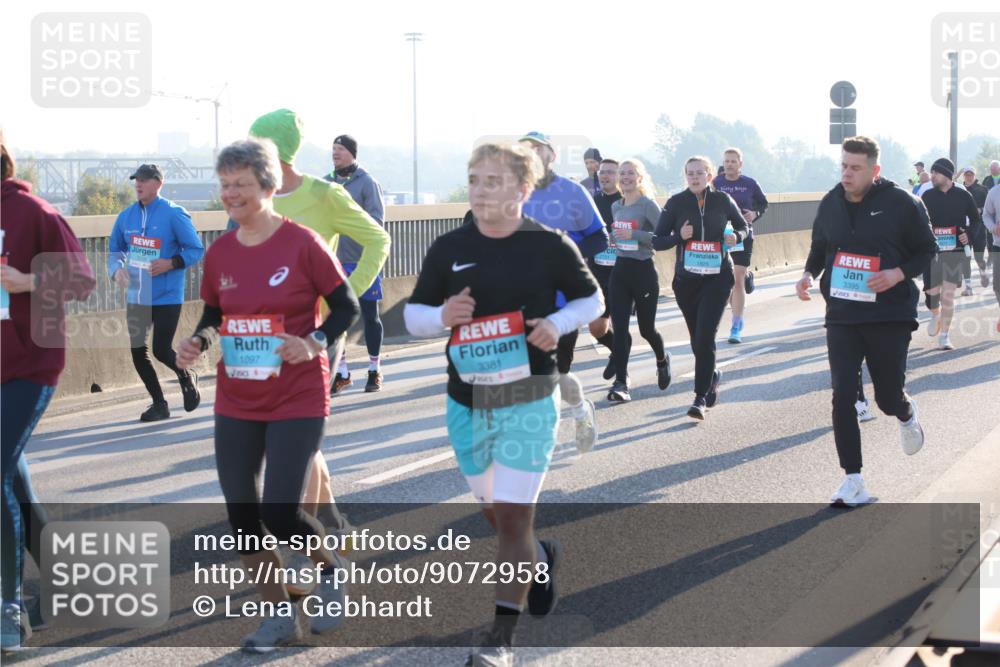 03.10.2025 - Köhlbrandbrückenlauf Lena Gebhardt http://msf.ph/oto/9072958 03.10.2025 09:24:55 Position 1 1097, 3381, 3395 meine-sportfotos.de