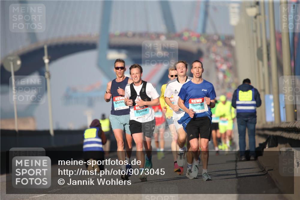 03.10.2025 - Köhlbrandbrückenlauf Jannik Wohlers http://msf.ph/oto/9073045 03.10.2025 09:39:05 Position 3 1017, 3153, 1032 meine-sportfotos.de