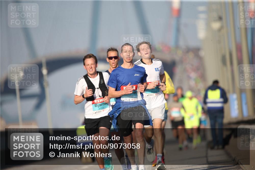 03.10.2025 - Köhlbrandbrückenlauf Jannik Wohlers http://msf.ph/oto/9073058 03.10.2025 09:39:10 Position 3 3153, 1032, 3154 meine-sportfotos.de