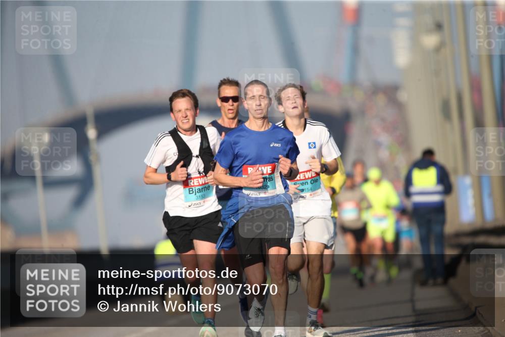 03.10.2025 - Köhlbrandbrückenlauf Jannik Wohlers http://msf.ph/oto/9073070 03.10.2025 09:39:10 Position 3 3153, 32, 3154 meine-sportfotos.de