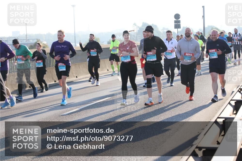 03.10.2025 - Köhlbrandbrückenlauf Lena Gebhardt http://msf.ph/oto/9073277 03.10.2025 09:24:58 Position 1 1951, 2071, 2424, 2460 meine-sportfotos.de