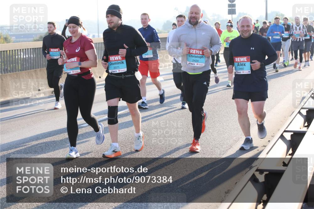 03.10.2025 - Köhlbrandbrückenlauf Lena Gebhardt http://msf.ph/oto/9073384 03.10.2025 09:25:00 Position 1 2, 2071, 2424, 2460 meine-sportfotos.de