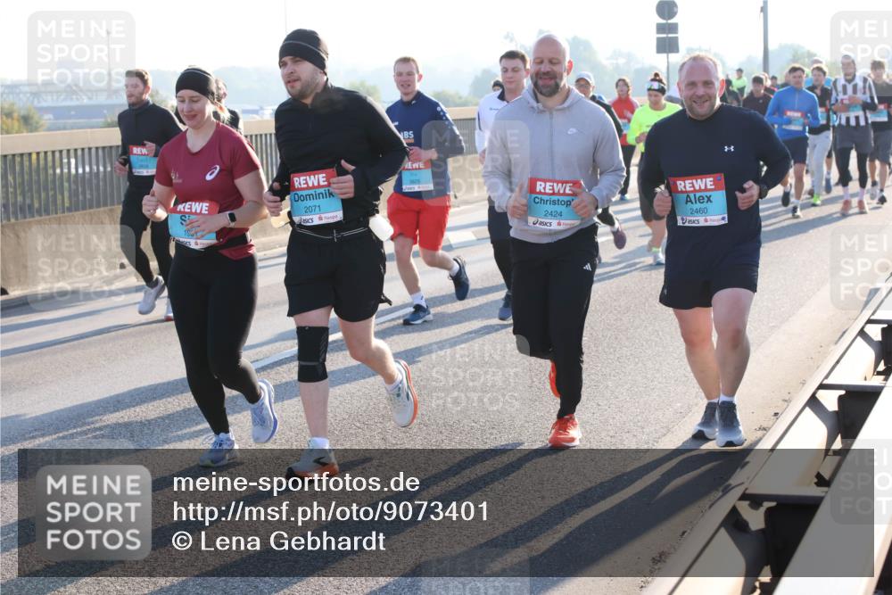 03.10.2025 - Köhlbrandbrückenlauf Lena Gebhardt http://msf.ph/oto/9073401 03.10.2025 09:25:00 Position 1 2071, 2424, 2460 meine-sportfotos.de