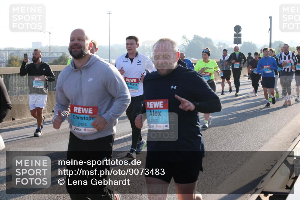 03.10.2025 - Köhlbrandbrückenlauf Lena Gebhardt http://msf.ph/oto/9073483 03.10.2025 09:25:01 Position 1 2930, 2424, 2460 meine-sportfotos.de