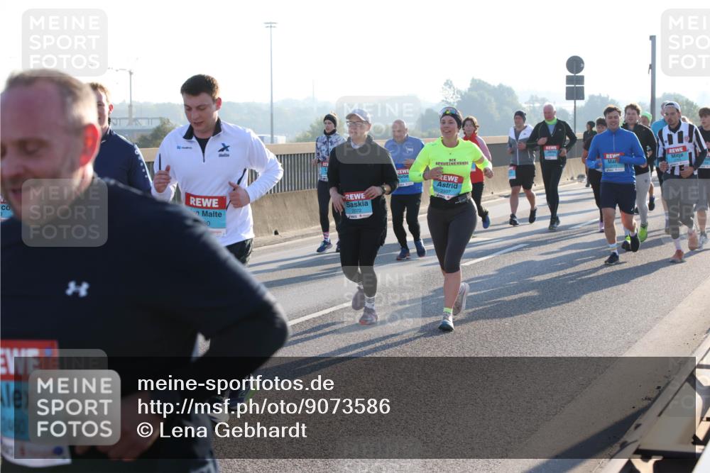 03.10.2025 - Köhlbrandbrückenlauf Lena Gebhardt http://msf.ph/oto/9073586 03.10.2025 09:25:02 Position 1 2460, 30, 2072, 2907 meine-sportfotos.de