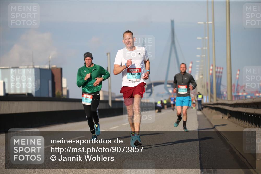 03.10.2025 - Köhlbrandbrückenlauf Jannik Wohlers http://msf.ph/oto/9073857 03.10.2025 09:39:57 Position 3 1187, 3086 meine-sportfotos.de