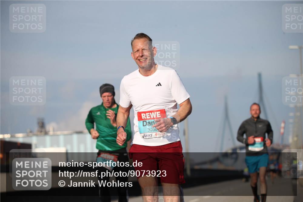 03.10.2025 - Köhlbrandbrückenlauf Jannik Wohlers http://msf.ph/oto/9073923 03.10.2025 09:39:59 Position 3 3086 meine-sportfotos.de