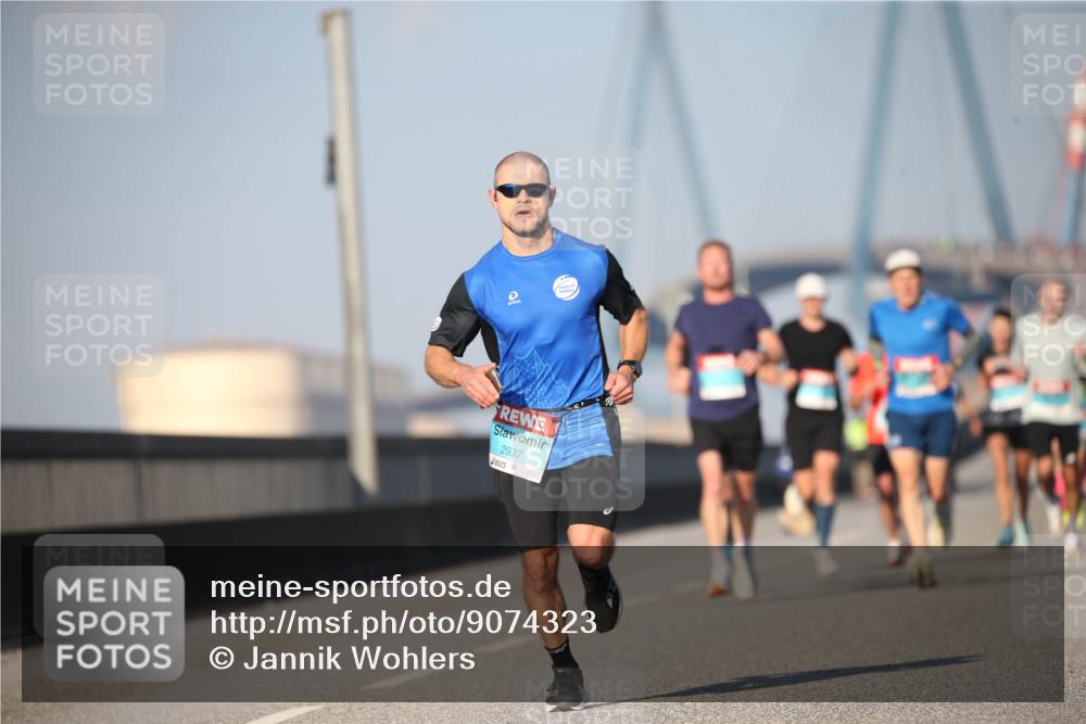 03.10.2025 - Köhlbrandbrückenlauf Jannik Wohlers http://msf.ph/oto/9074323 03.10.2025 09:40:19 Position 3 2937 meine-sportfotos.de