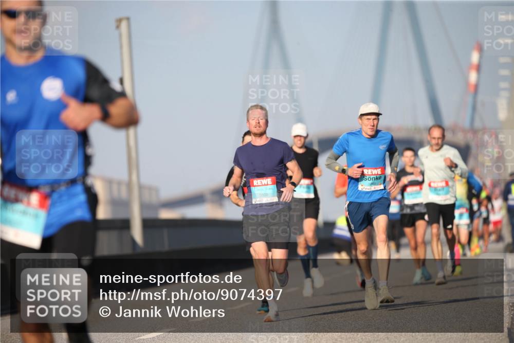 03.10.2025 - Köhlbrandbrückenlauf Jannik Wohlers http://msf.ph/oto/9074397 03.10.2025 09:40:21 Position 3 3809, 3248 meine-sportfotos.de