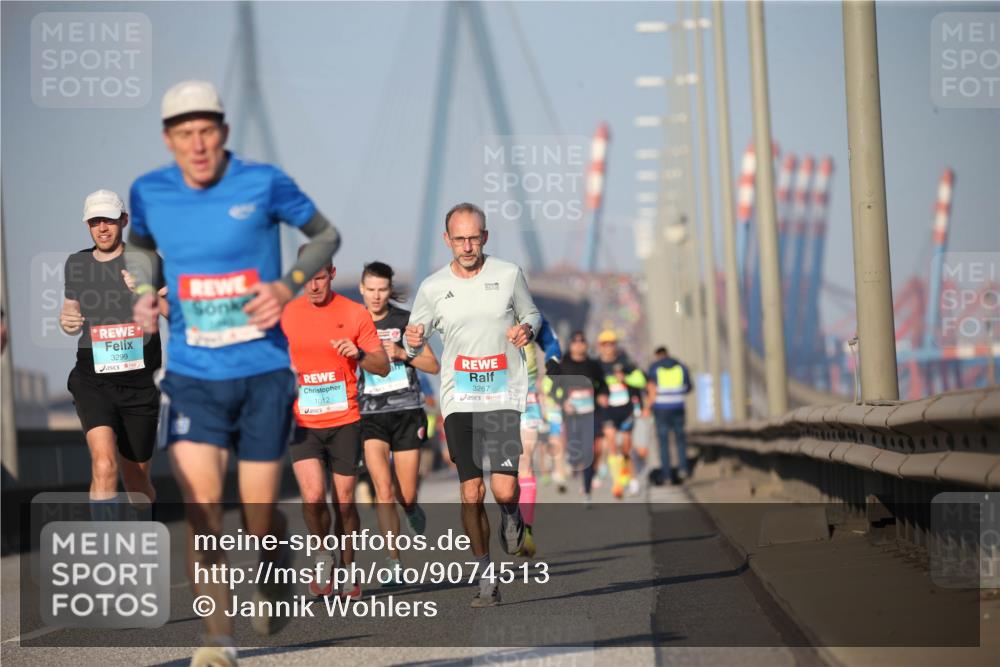 03.10.2025 - Köhlbrandbrückenlauf Jannik Wohlers http://msf.ph/oto/9074513 03.10.2025 09:40:26 Position 3 3299, 1012, 3267 meine-sportfotos.de