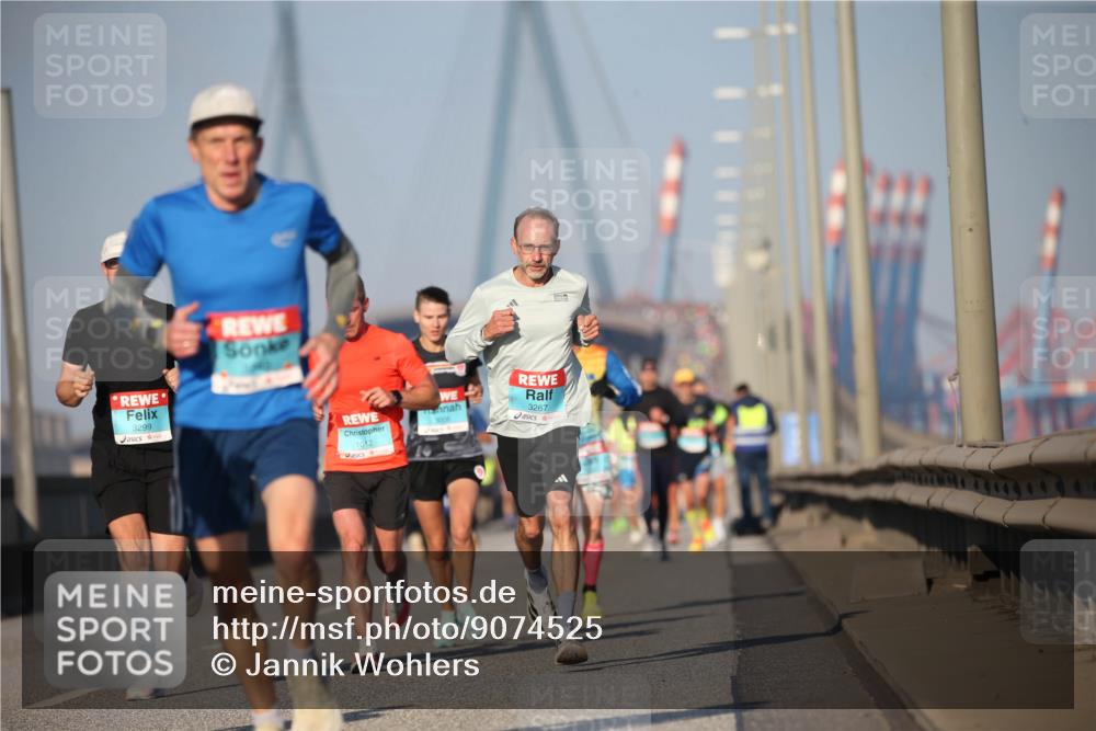 03.10.2025 - Köhlbrandbrückenlauf Jannik Wohlers http://msf.ph/oto/9074525 03.10.2025 09:40:26 Position 3 3299, 1012, 3267 meine-sportfotos.de