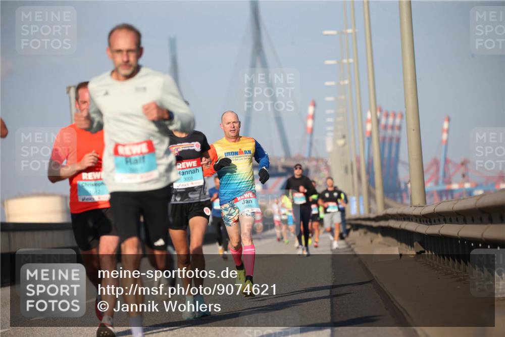 03.10.2025 - Köhlbrandbrückenlauf Jannik Wohlers http://msf.ph/oto/9074621 03.10.2025 09:40:30 Position 3 94, 3008, 3610 meine-sportfotos.de