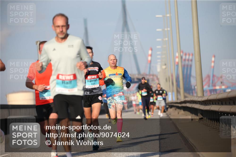 03.10.2025 - Köhlbrandbrückenlauf Jannik Wohlers http://msf.ph/oto/9074624 03.10.2025 09:40:30 Position 3 1012, 3008, 3610 meine-sportfotos.de