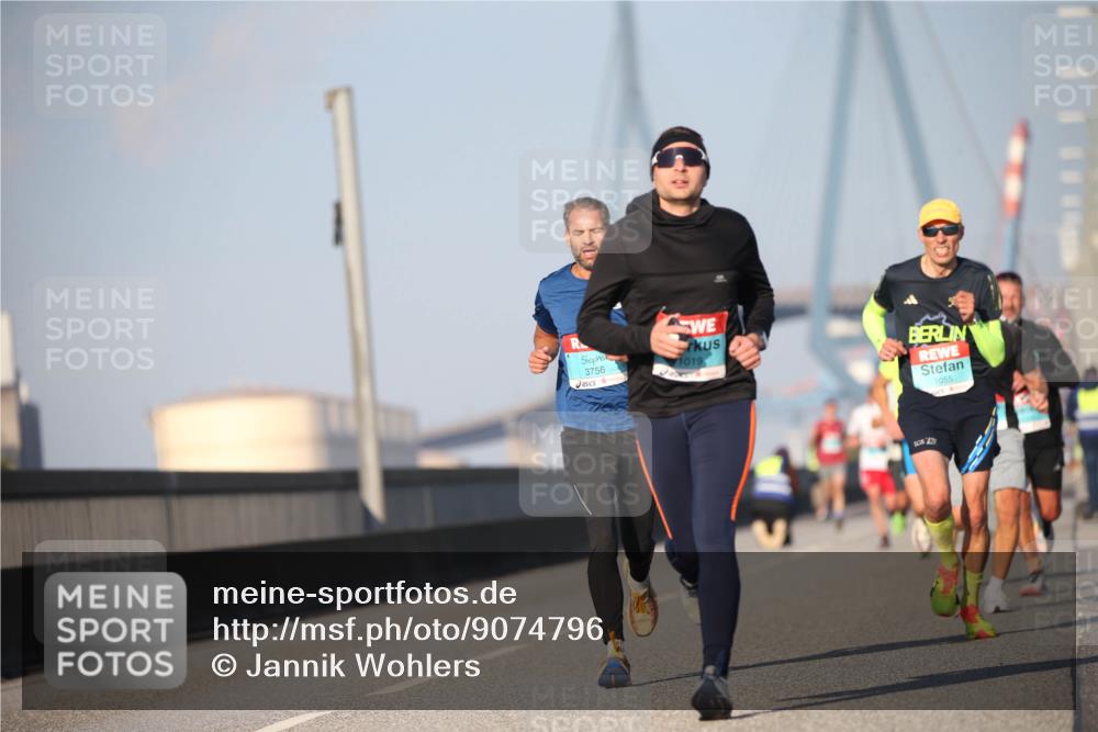 03.10.2025 - Köhlbrandbrückenlauf Jannik Wohlers http://msf.ph/oto/9074796 03.10.2025 09:40:39 Position 3 3756, 1019, 1055, 23 meine-sportfotos.de