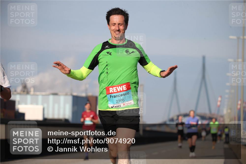 03.10.2025 - Köhlbrandbrückenlauf Jannik Wohlers http://msf.ph/oto/9074920 03.10.2025 09:41:00 Position 3 2705 meine-sportfotos.de