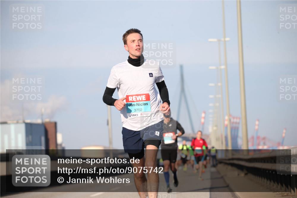 03.10.2025 - Köhlbrandbrückenlauf Jannik Wohlers http://msf.ph/oto/9075742 03.10.2025 09:42:21 Position 3 3702, 4 meine-sportfotos.de