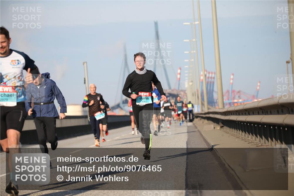 03.10.2025 - Köhlbrandbrückenlauf Jannik Wohlers http://msf.ph/oto/9076465 03.10.2025 09:42:59 Position 3 2879, 3083 meine-sportfotos.de