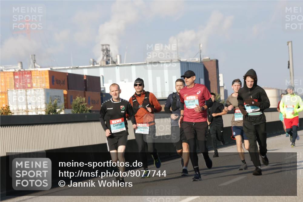 03.10.2025 - Köhlbrandbrückenlauf Jannik Wohlers http://msf.ph/oto/9077744 03.10.2025 09:52:37 Position 3 3320, 2696, 1722 meine-sportfotos.de