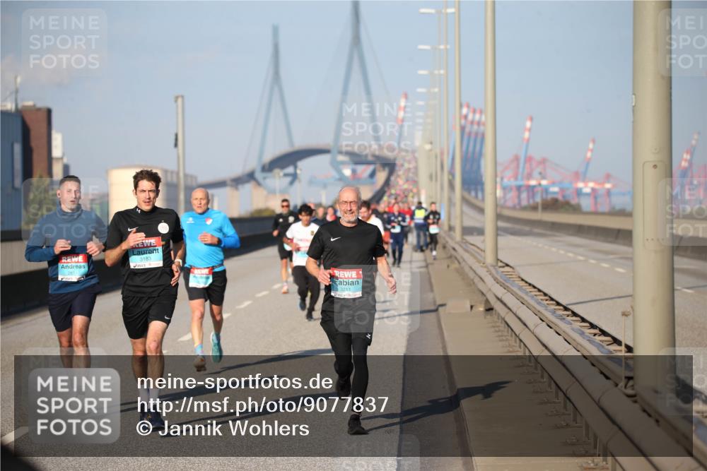 03.10.2025 - Köhlbrandbrückenlauf Jannik Wohlers http://msf.ph/oto/9077837 03.10.2025 09:44:51 Position 3 3183, 2811, 3211 meine-sportfotos.de