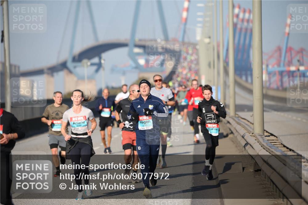 03.10.2025 - Köhlbrandbrückenlauf Jannik Wohlers http://msf.ph/oto/9077972 03.10.2025 09:45:02 Position 3 1142, 3246, 3243, 10, 2760 meine-sportfotos.de