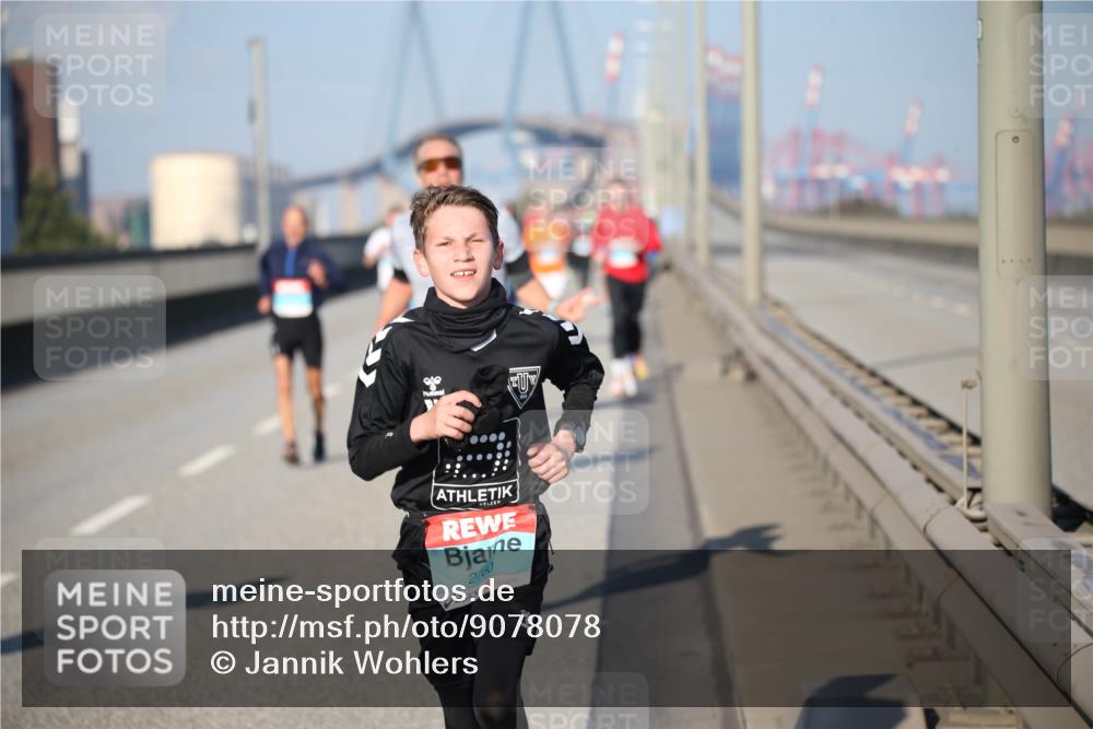 03.10.2025 - Köhlbrandbrückenlauf Jannik Wohlers http://msf.ph/oto/9078078 03.10.2025 09:45:10 Position 3 2700 meine-sportfotos.de