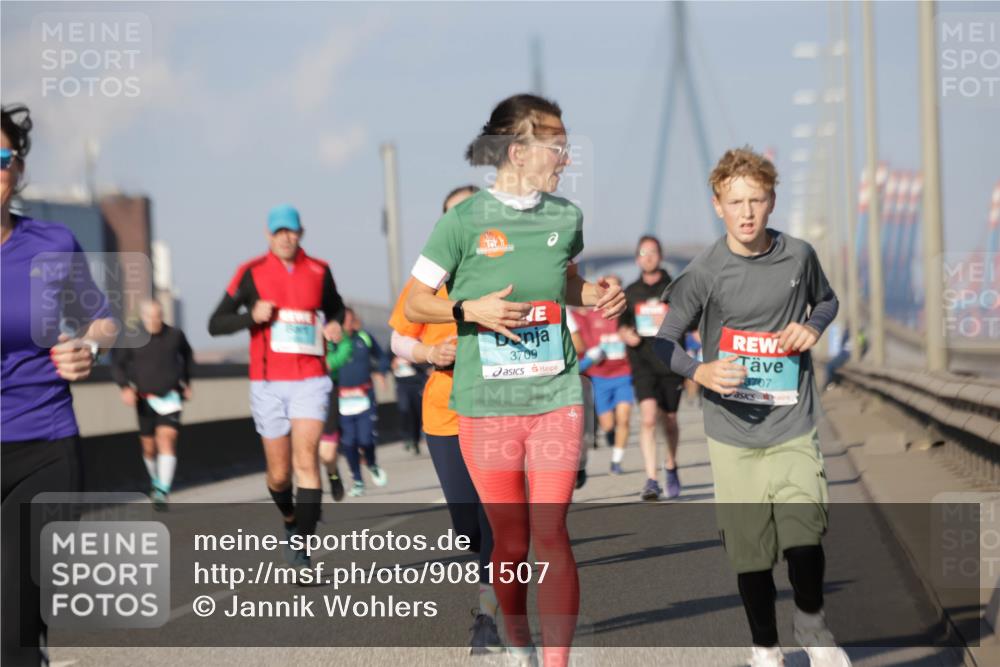 03.10.2025 - Köhlbrandbrückenlauf Jannik Wohlers http://msf.ph/oto/9081507 03.10.2025 09:54:39 Position 3 3709, 3707 meine-sportfotos.de