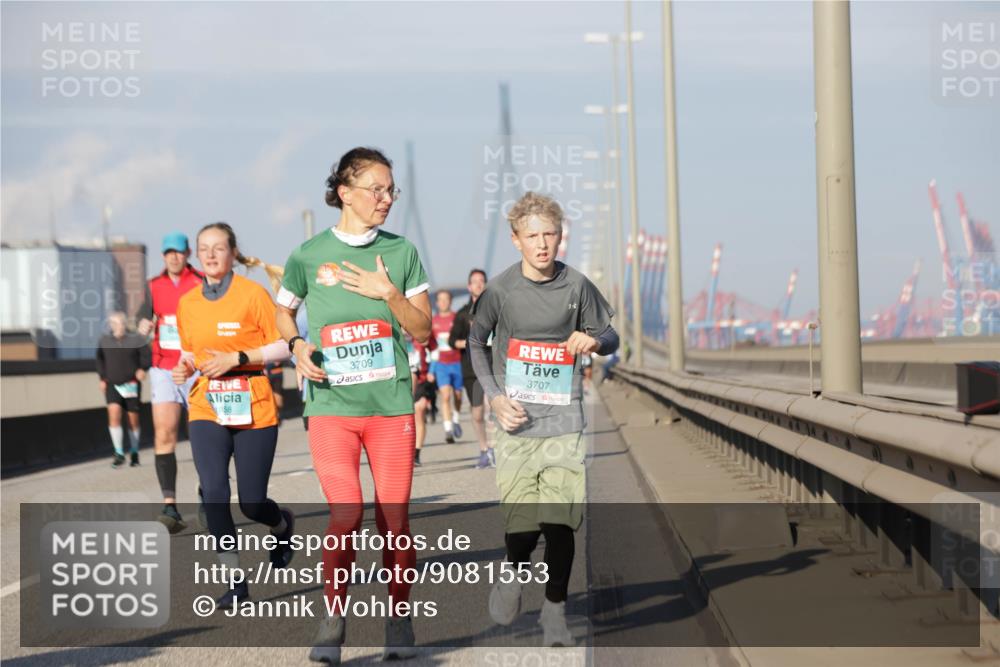 03.10.2025 - Köhlbrandbrückenlauf Jannik Wohlers http://msf.ph/oto/9081553 03.10.2025 09:54:40 Position 3 3709, 3707 meine-sportfotos.de