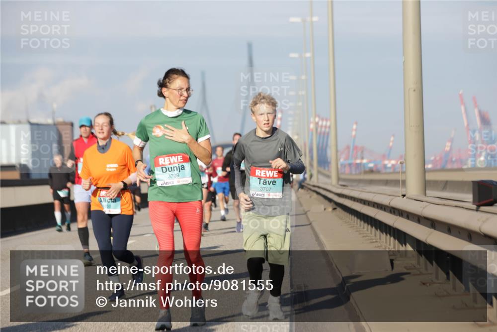 03.10.2025 - Köhlbrandbrückenlauf Jannik Wohlers http://msf.ph/oto/9081555 03.10.2025 09:54:40 Position 3 3709, 3707 meine-sportfotos.de