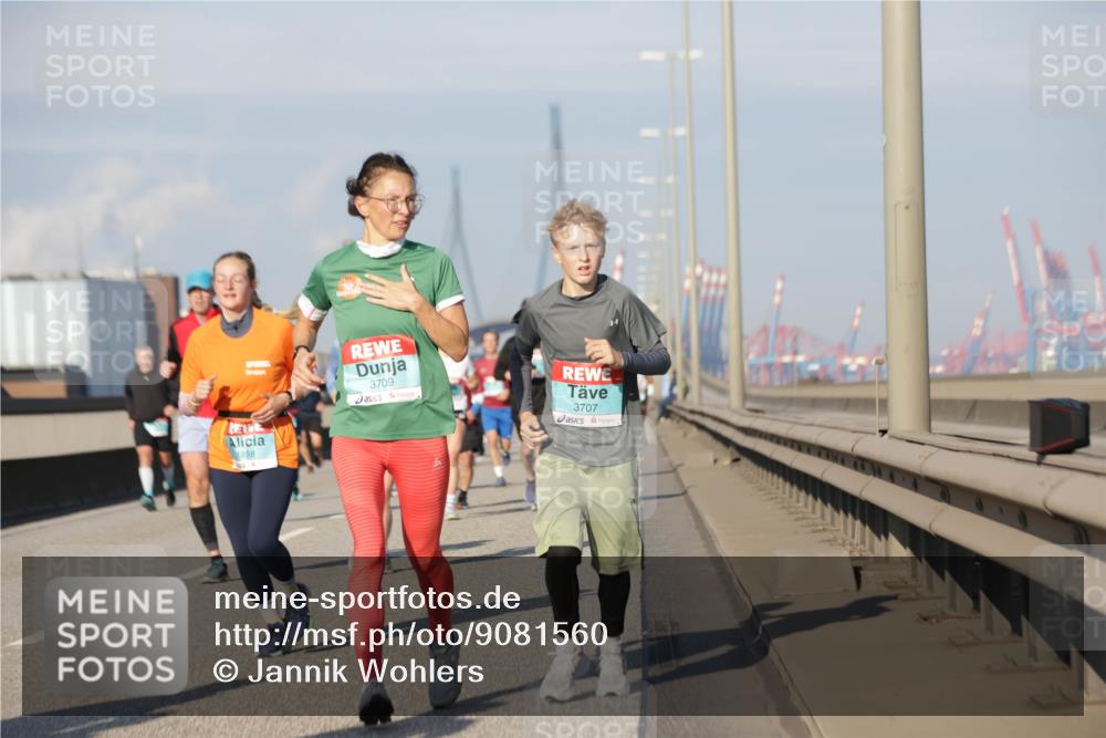 03.10.2025 - Köhlbrandbrückenlauf Jannik Wohlers http://msf.ph/oto/9081560 03.10.2025 09:54:40 Position 3 1858, 3709, 3707 meine-sportfotos.de