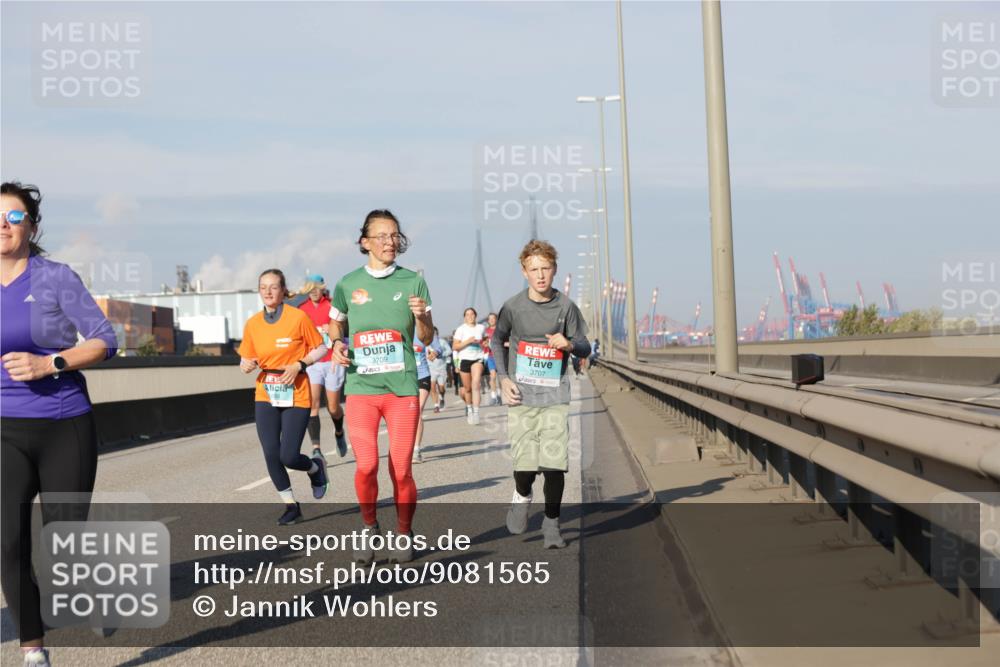 03.10.2025 - Köhlbrandbrückenlauf Jannik Wohlers http://msf.ph/oto/9081565 03.10.2025 09:54:40 Position 3 58, 3709, 3707 meine-sportfotos.de